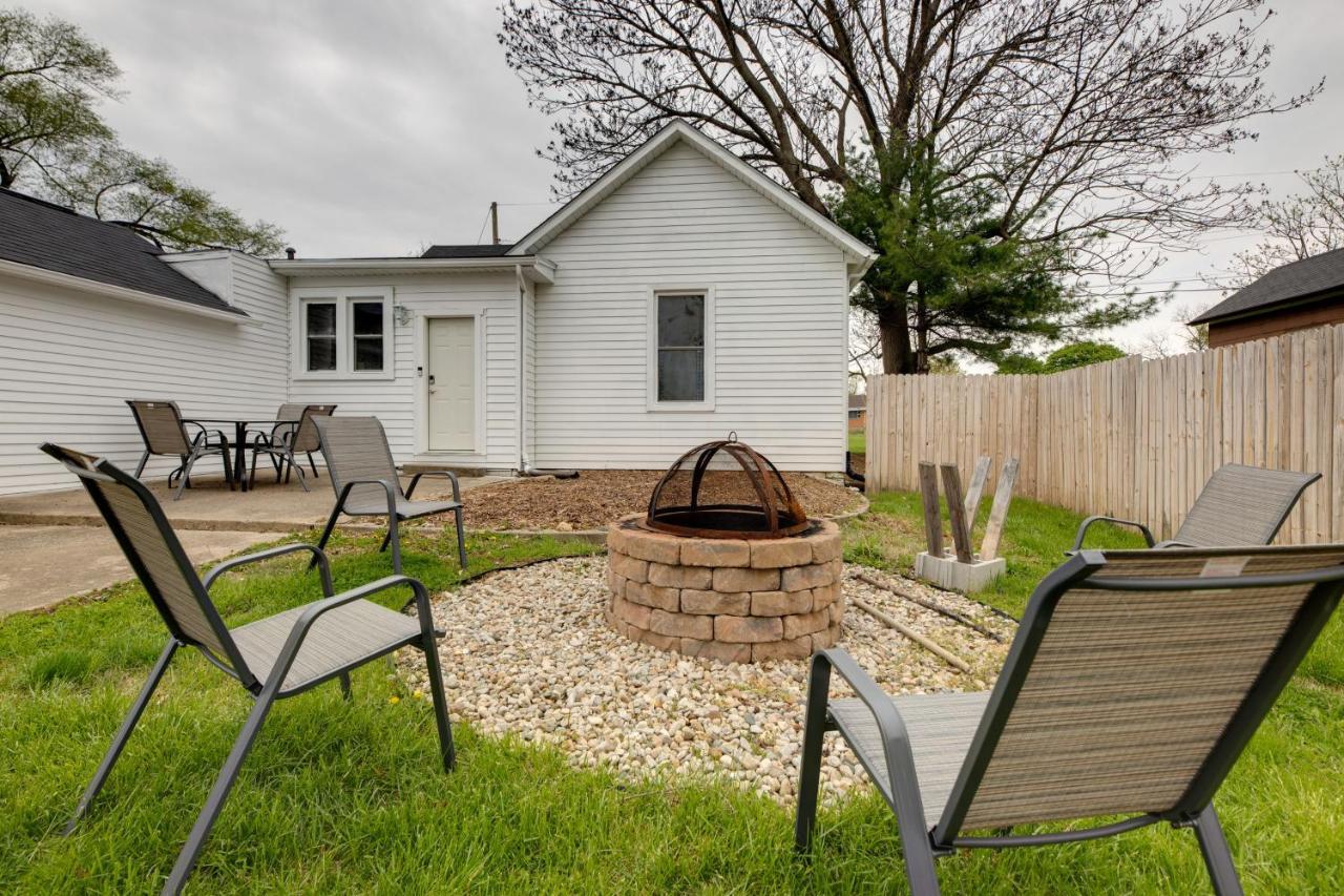 Modern Family Home In Mason With Backyard And Fire Pit Exterior foto